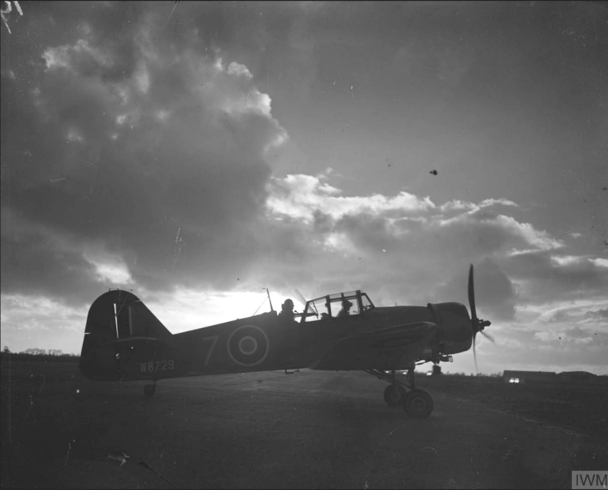 Master III W8729 '7', of the Empire Central Flying School, ready for take off at the start of a night-flying programme at Hullavington, Wiltshire, фотография Imperial War Museum